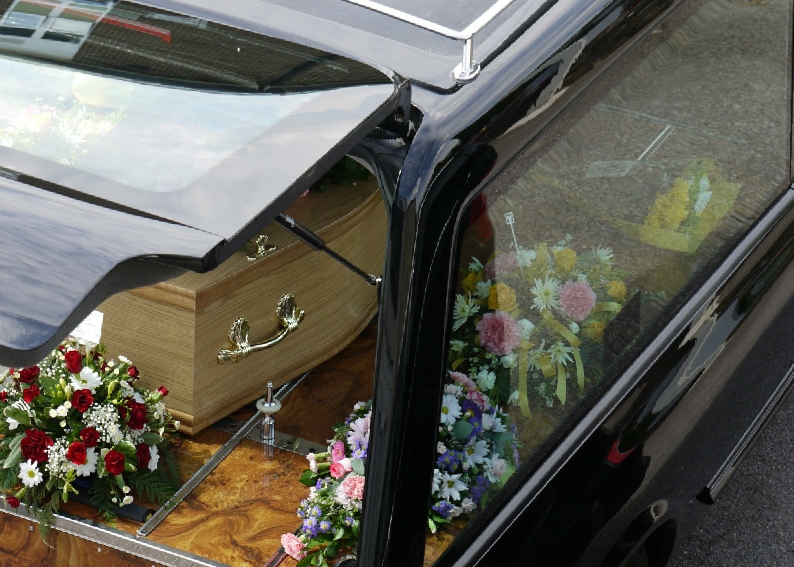 Government urged to ban funerals during coronavirus outbreak as pressure mounts on undertakers